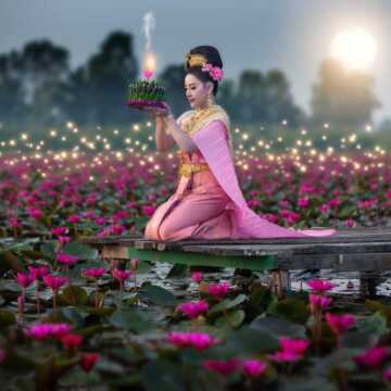 Beautiful,thai,woman,in,thai,traditional,costume,on,the,wooden